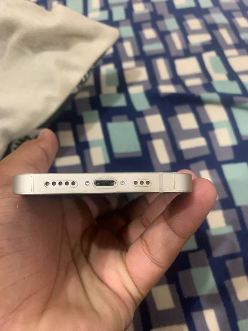 Apple iPhone 13 4