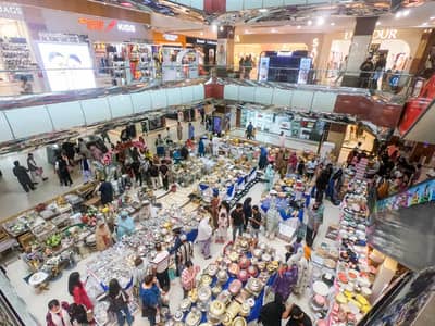 Female and male yang Need for shopping mall