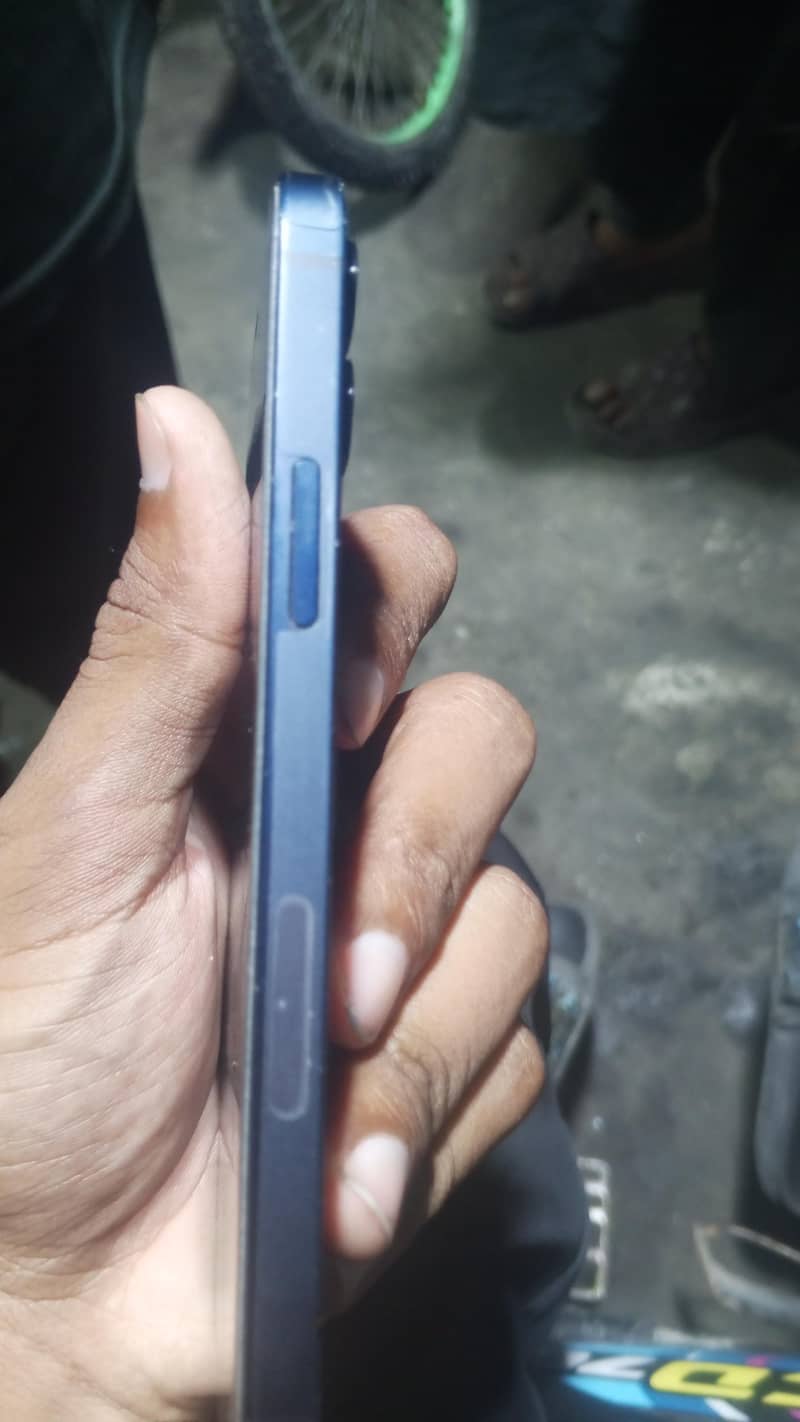 Apple iPhone 12 4