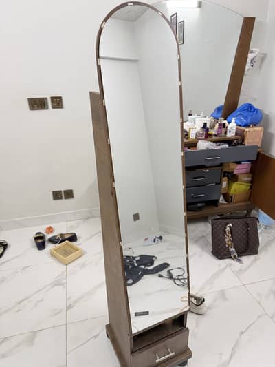 Stand mirror