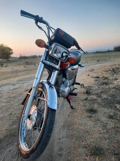 Honda 125s red color