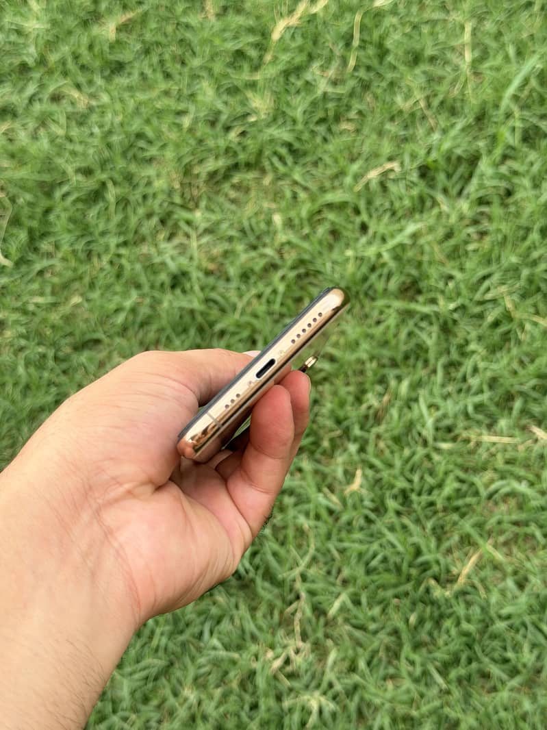 iPhone XS 3