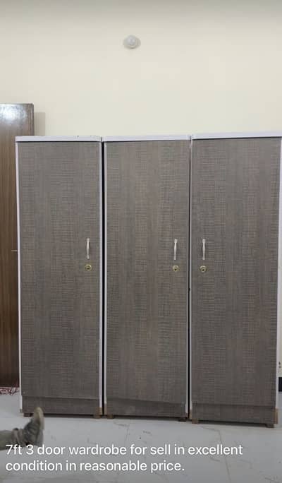 3 door wardrobe 7ft excellent condition