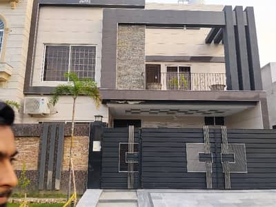10 Marla house for sale near to park good location satlesh house