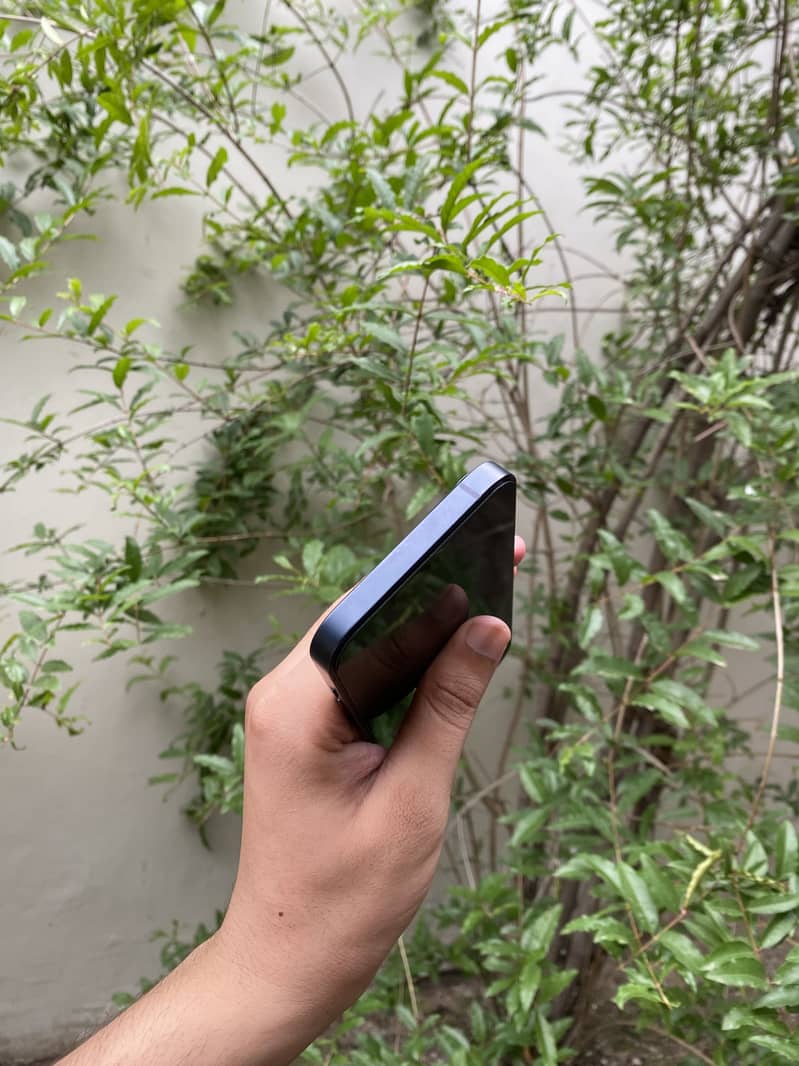 Apple iPhone 13 2