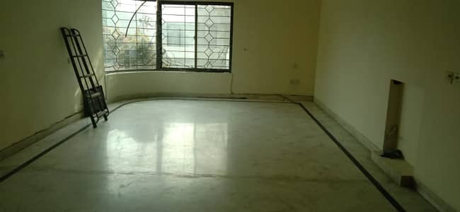 1 KANAL UPPER PORTION WITH SEPARATE GATE AVAILABLE FOR RENT IN DHA PHASE 1