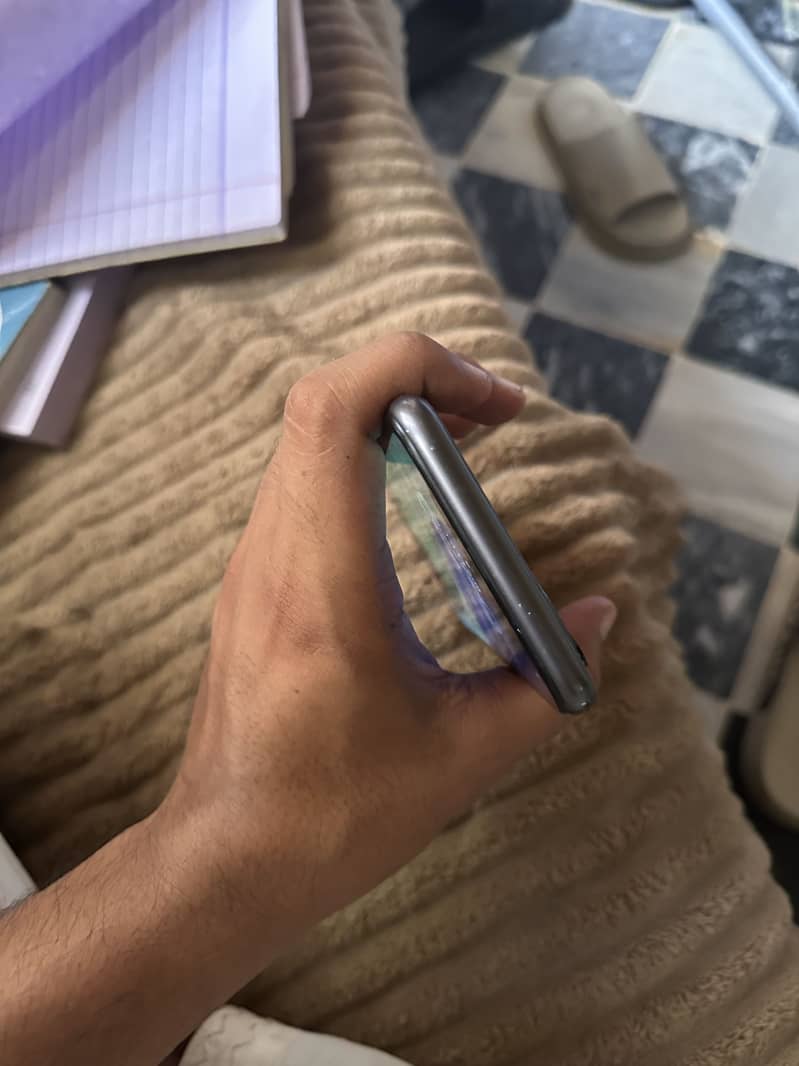Apple iPhone 11 4