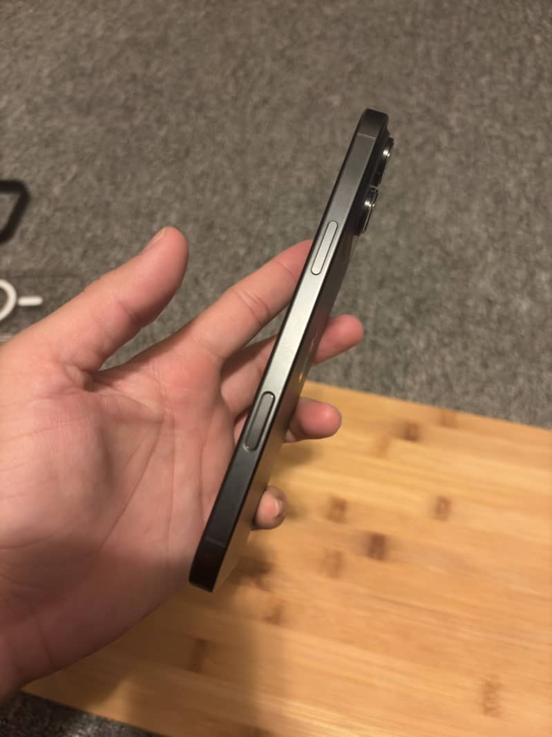 Apple iPhone 16 Pro Max 2