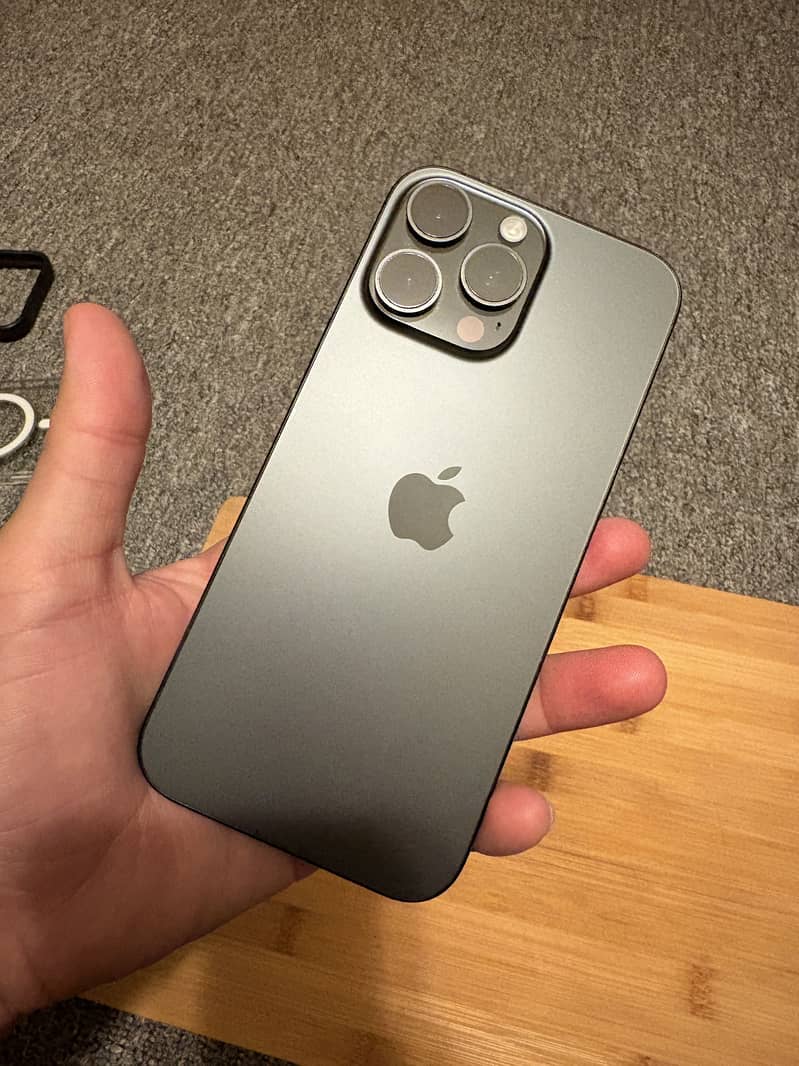 Apple iPhone 16 Pro Max 3