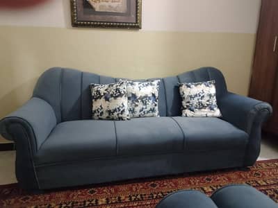 brand new- looking sofa set- excellent condition