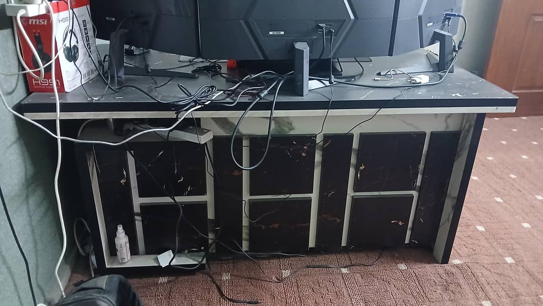 COMPUTER/OFFICE TABLE 0