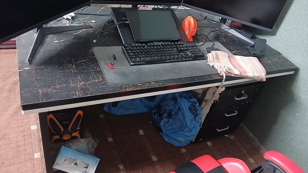 COMPUTER/OFFICE TABLE 3