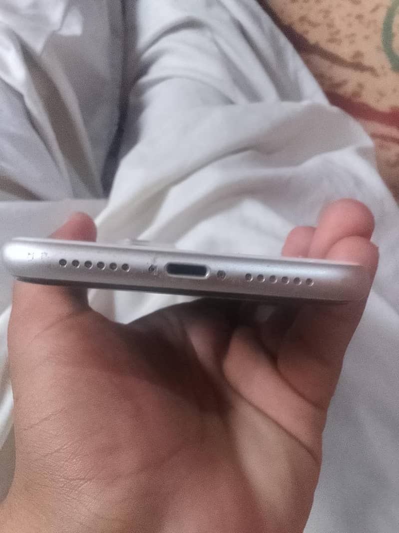 Apple iPhone 11 4