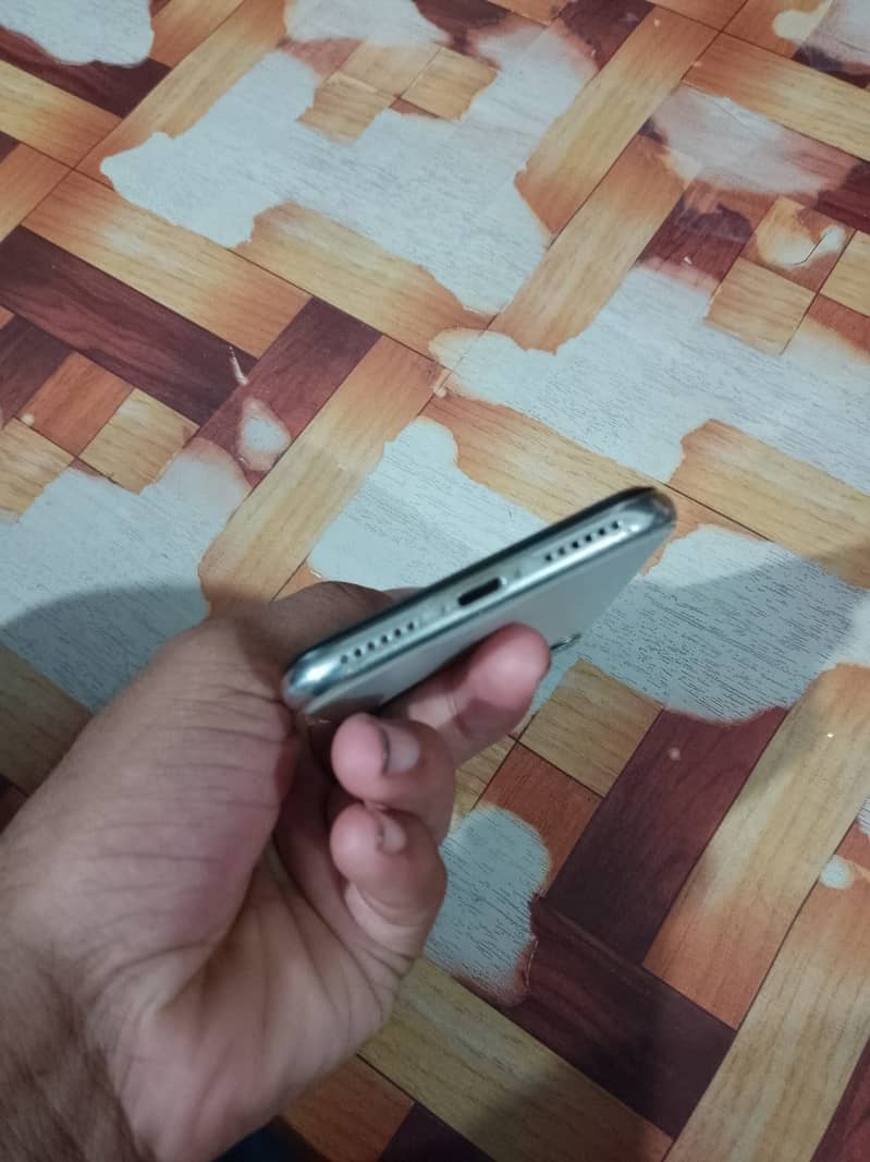 Apple iPhone X 4