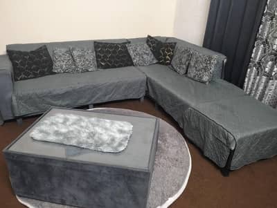 l shape with extra puffie and table
