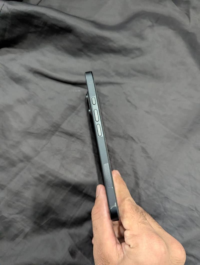 Apple iPhone 16 4