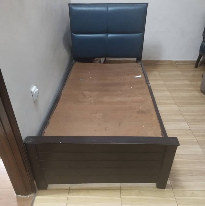Good condition single bed 0