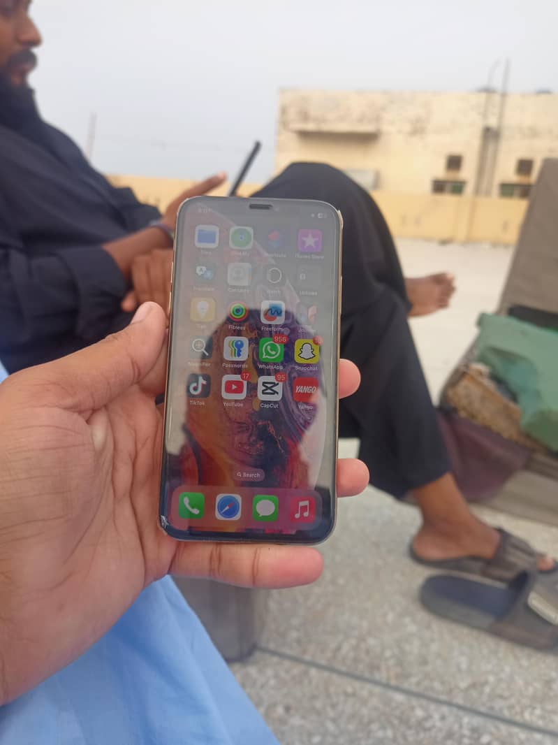 Apple iPhone XS 3