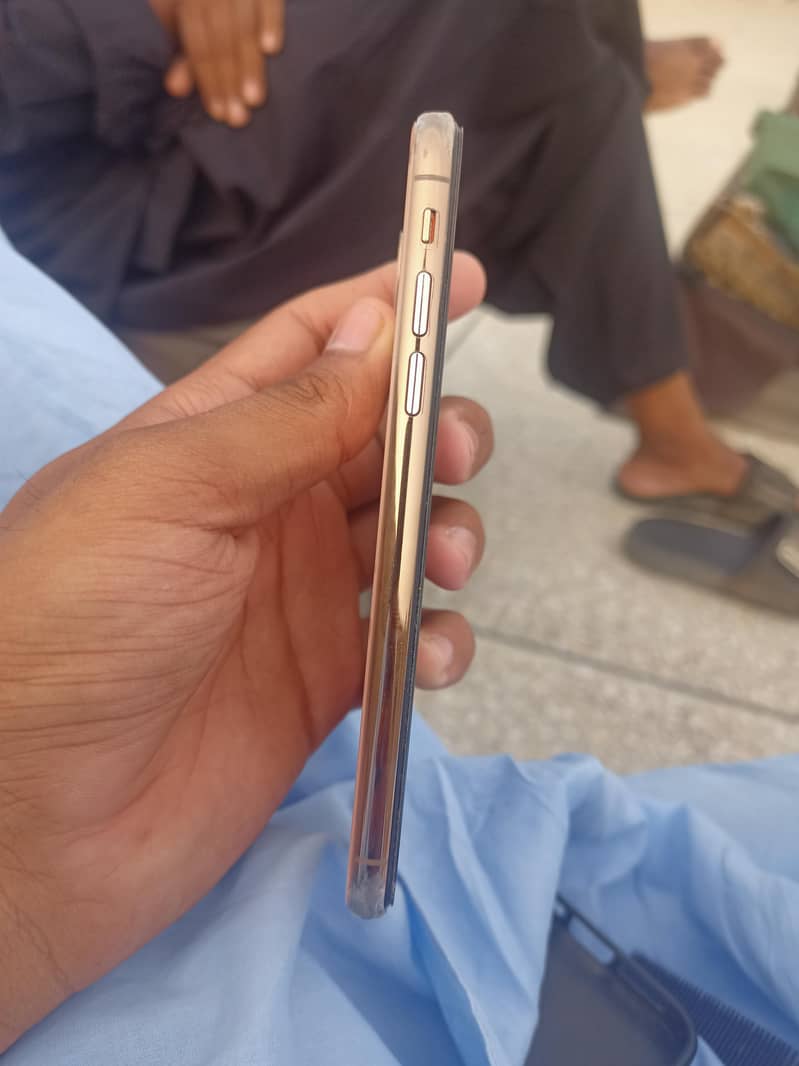 Apple iPhone XS 4