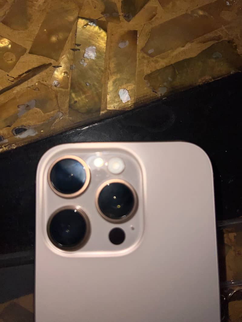 Apple iPhone 16 Pro 0