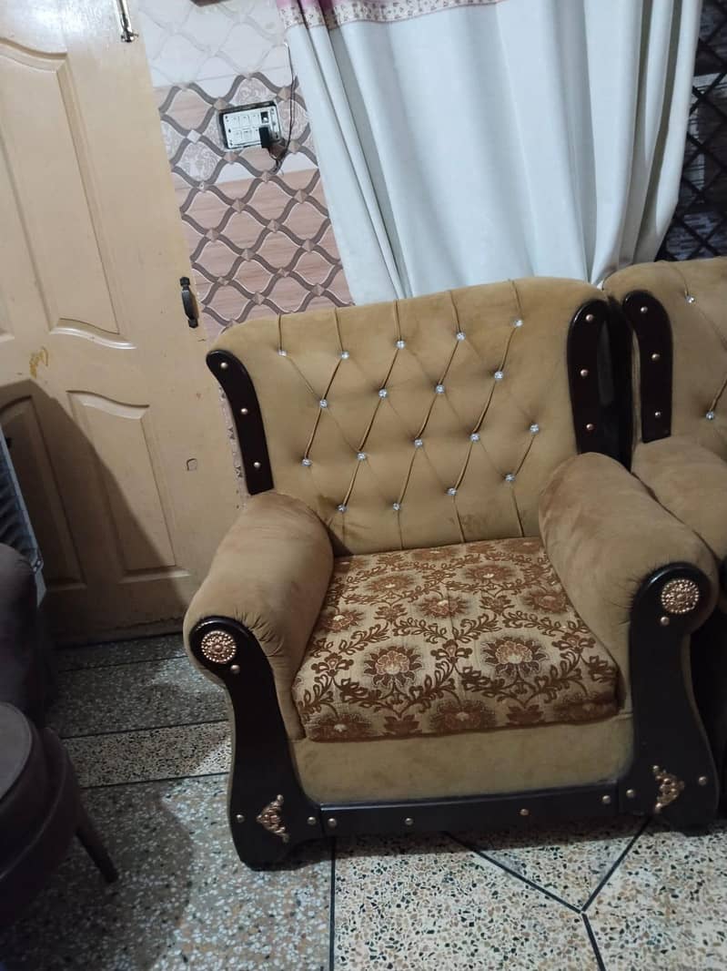 good condition sofaa 2