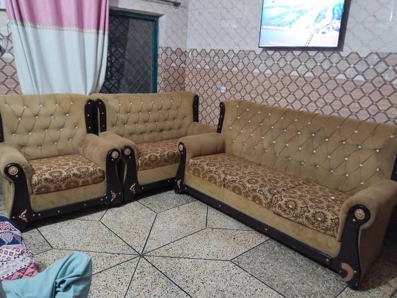 good condition sofaa 3