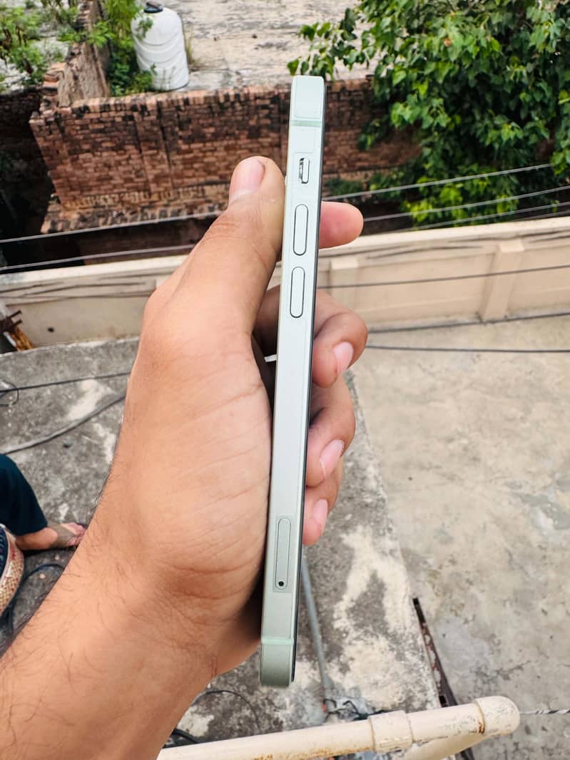 Apple iPhone 12 4