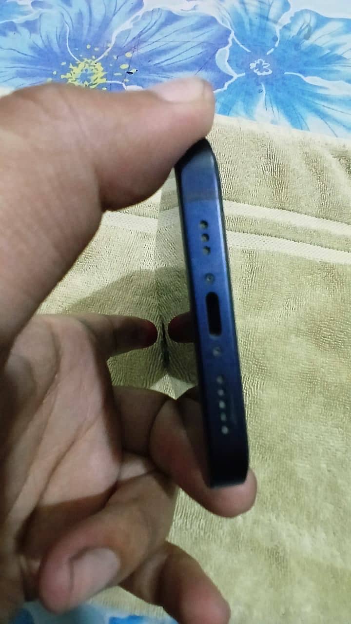 Apple iPhone 12 4