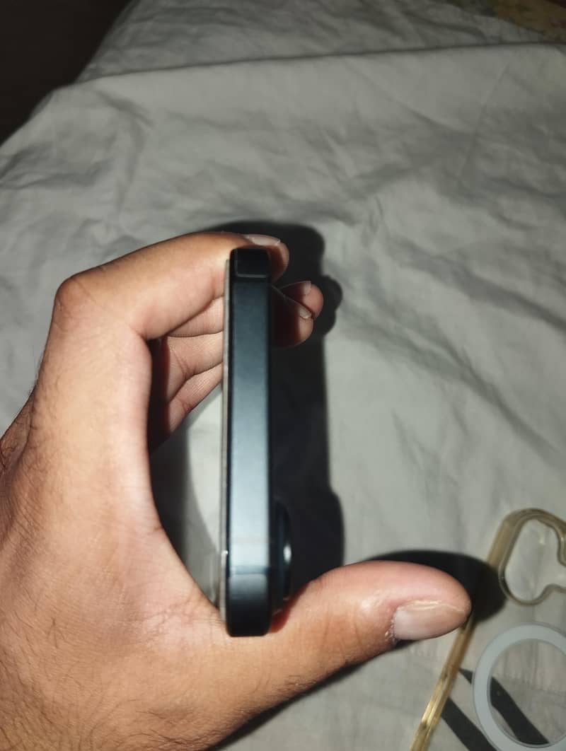 Apple iPhone 16 0