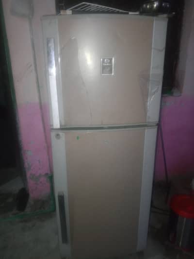 freezer urgent sale . 03175656339. bnd rhny ki Waja Sy ni chal Rai