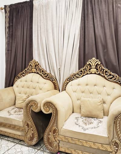 clean and sturdy sofa set almost new  9/10 condition