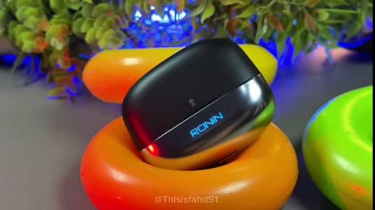 Original Gaming Earbuds Ronin R-690 with R GB case - 10/10 condition