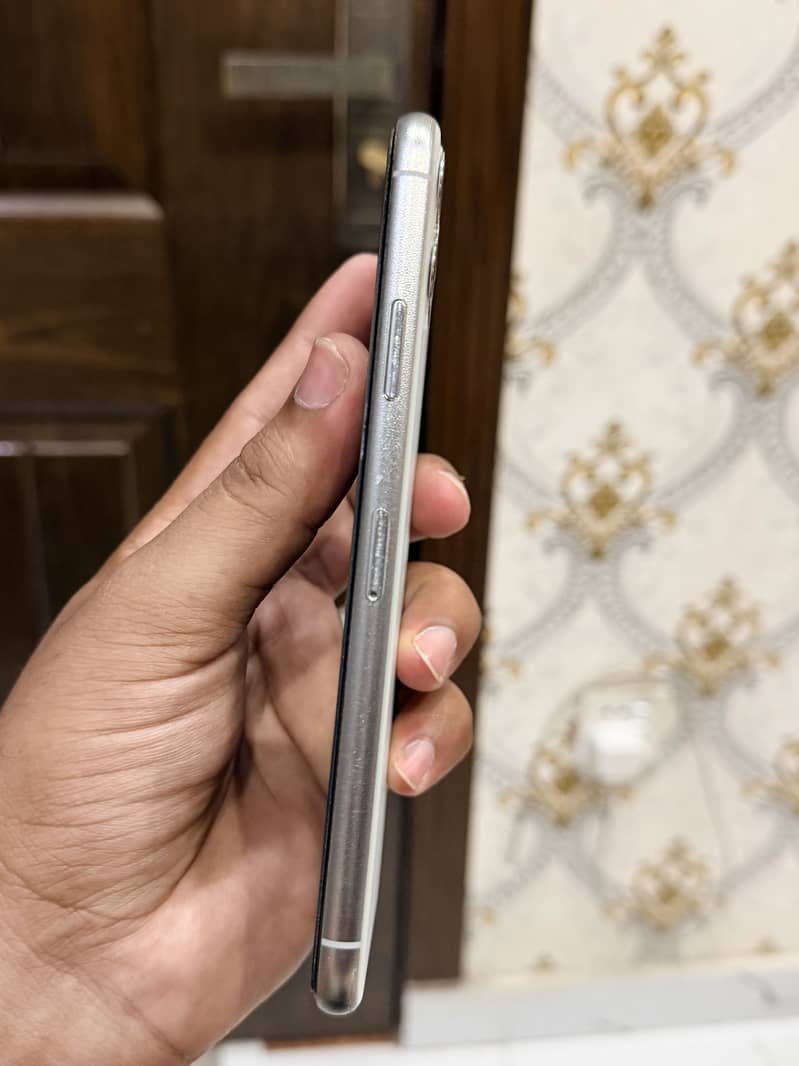 iPhone 11 Pro Max 4