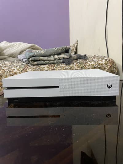 Xbox One S 1TB – 10/10 Condition + Power A Controller + 5 Games