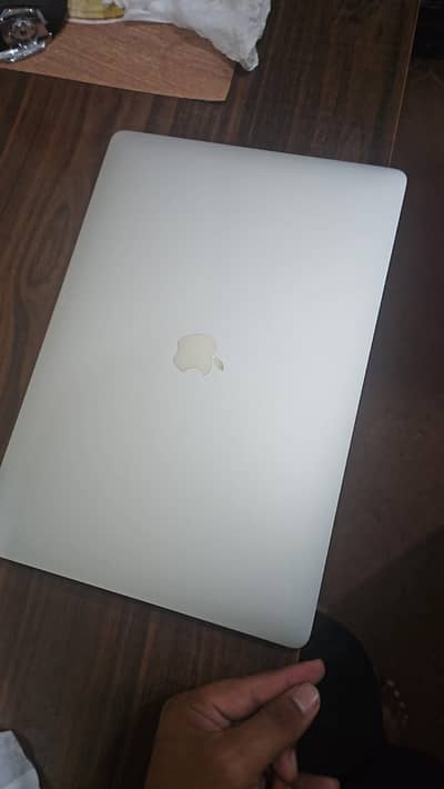 Apple MacBook Pro 16-inch (2017) | Core i7 | 16GB RAM | Radeon Pro 555