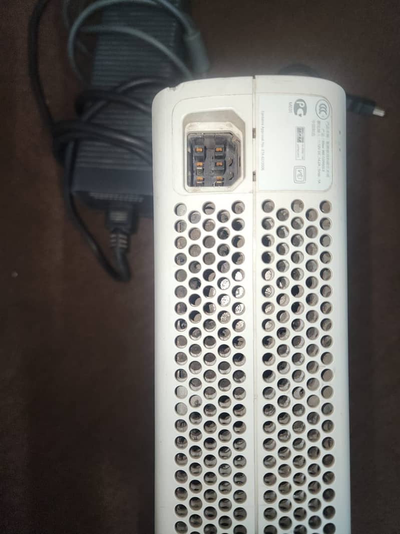 Xbox 360 with controller 3