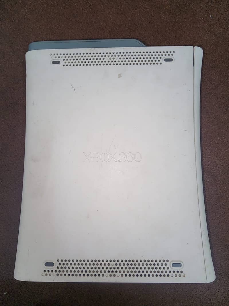 Xbox 360 with controller 6