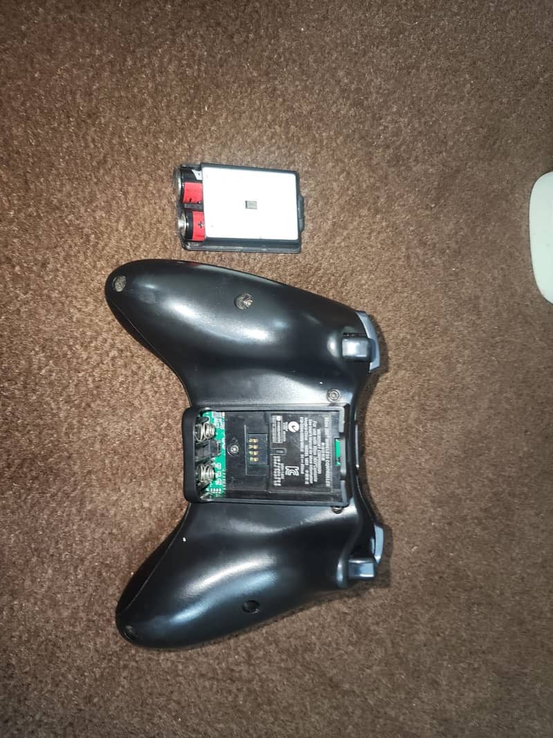 Xbox 360 with controller 7