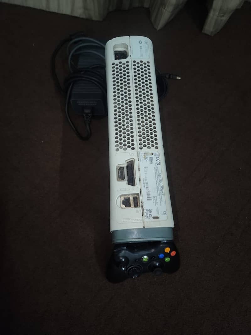 Xbox 360 with controller 8