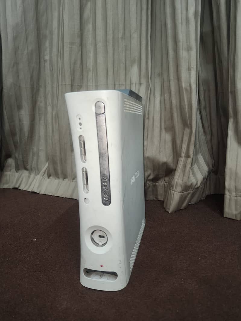 Xbox 360 with controller 9