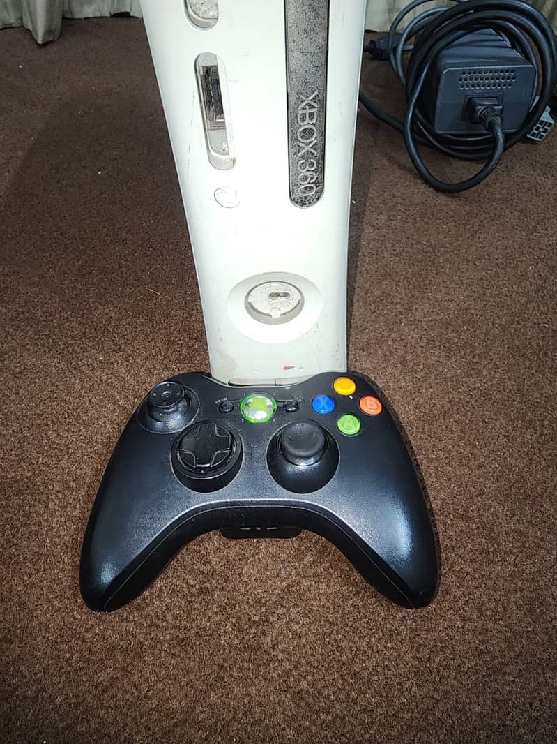 Xbox 360 with controller 10