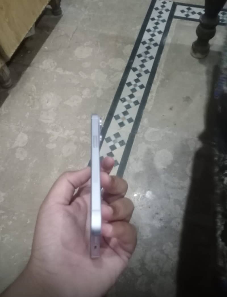 Apple iPhone 14 3