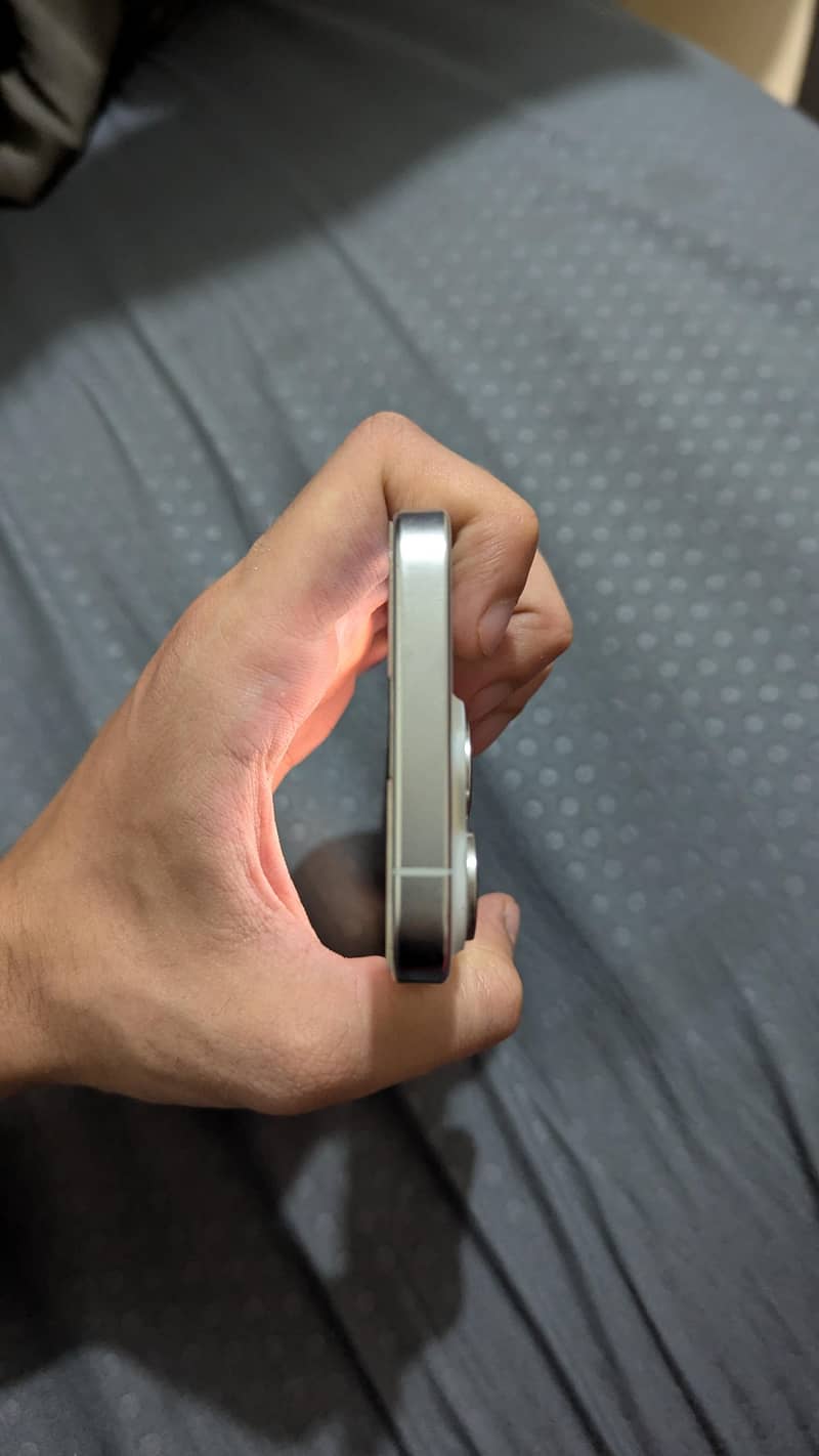 Apple iPhone 15 Pro 4