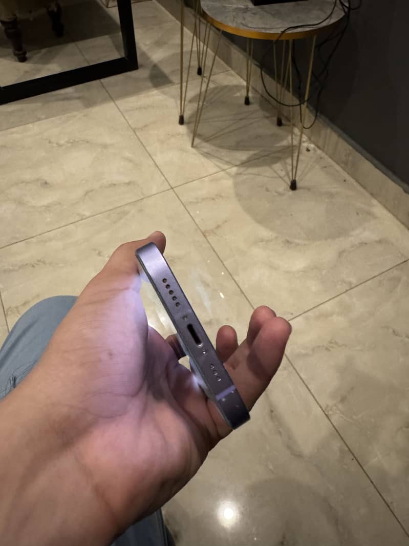 Apple iPhone 12 4