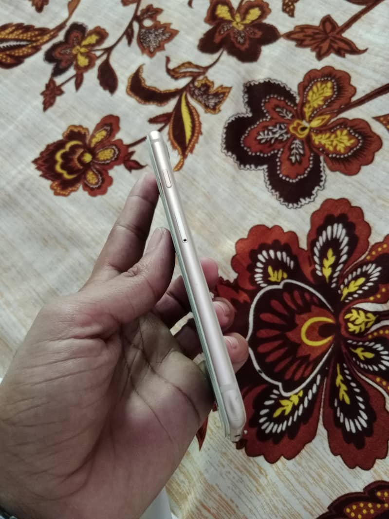 Apple iPhone 8 3