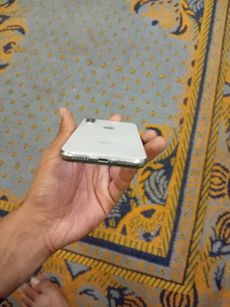 Apple iPhone X 4