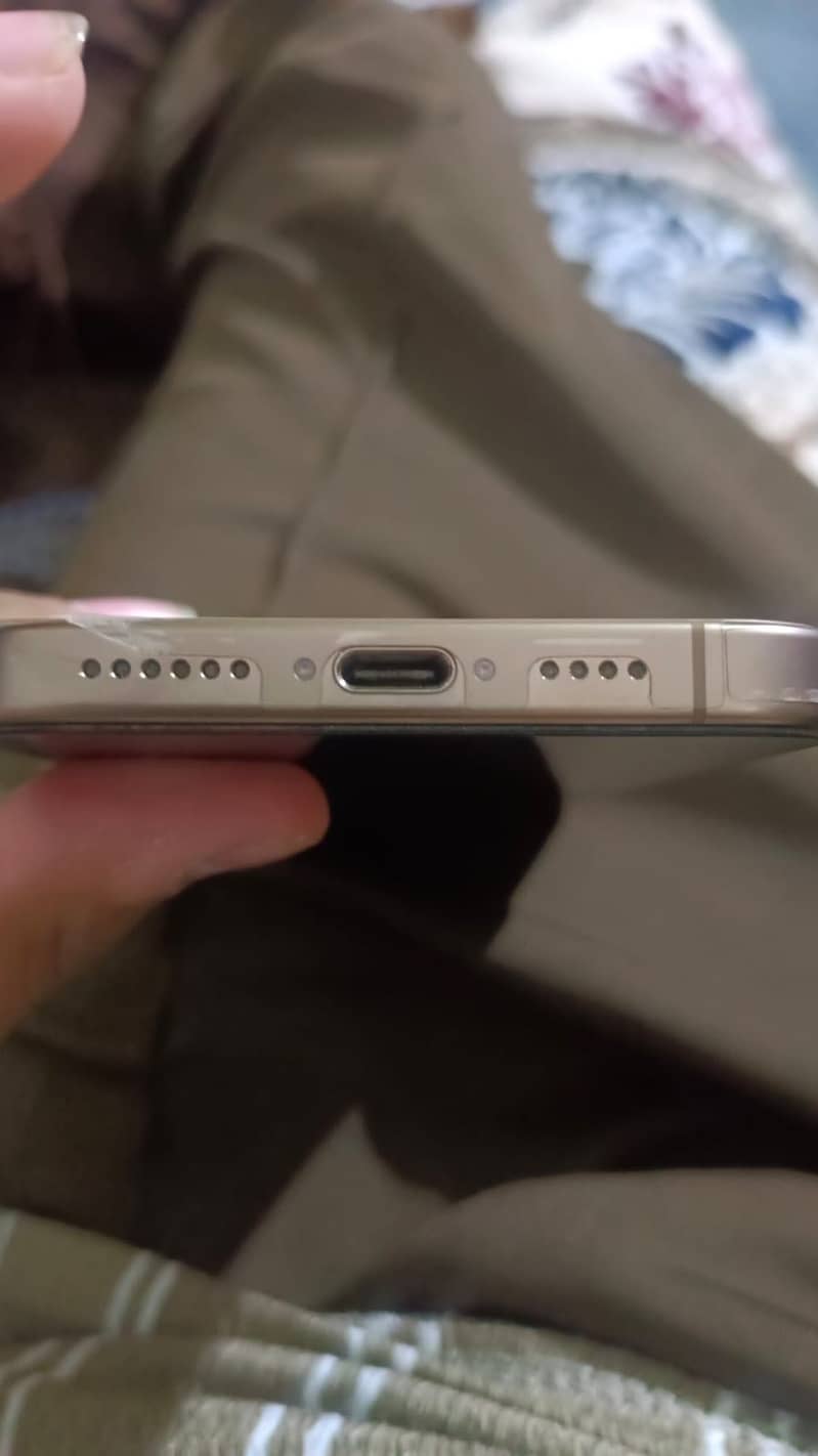 Apple iPhone 16 Pro Max 4