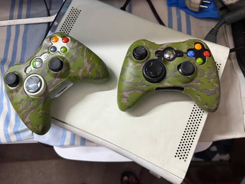 Xbox 360 with 2 wireless controllers 4