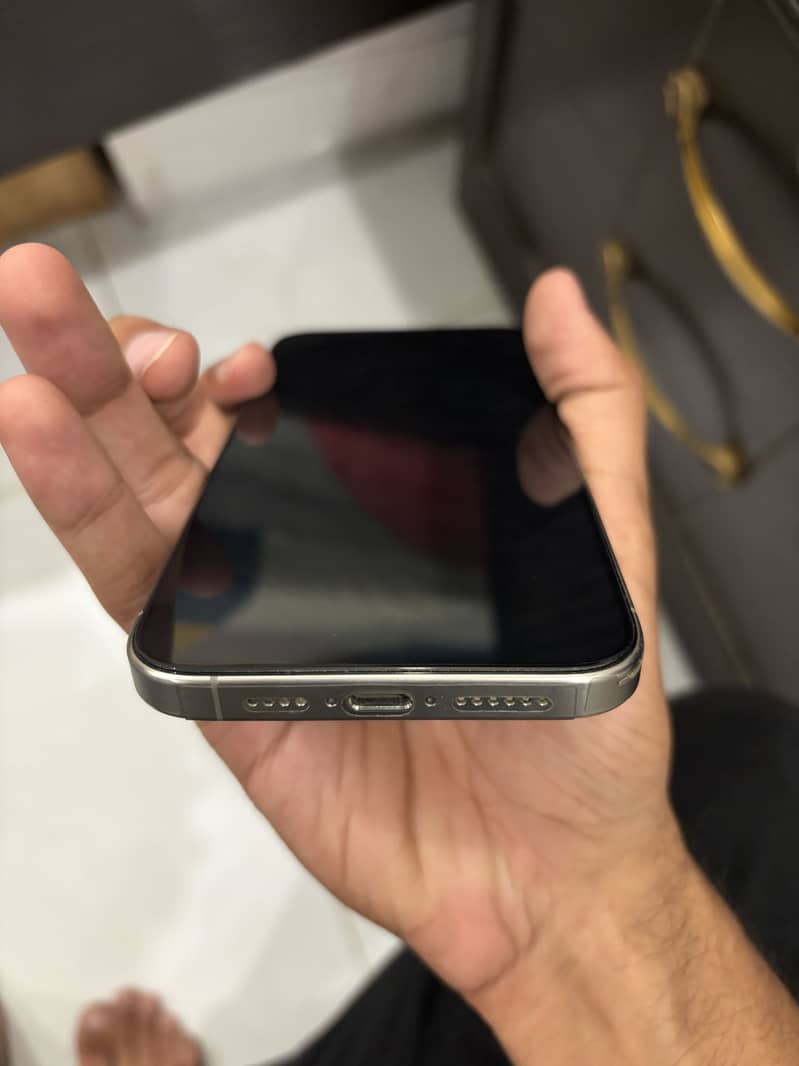 Apple iPhone 15 Pro Max 4