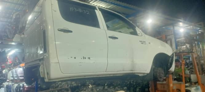 Hilux old parts uae all Pakistan delivedelivery